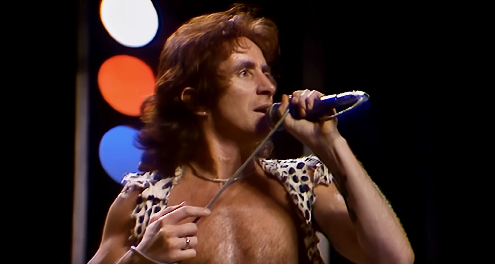 BRAVE WORDS: Edinburgh Businesses Pay Tribute To Late AC/DC Frontman BON SCOTT Ahead Of Band’s Murrayfield Gig This Thursday