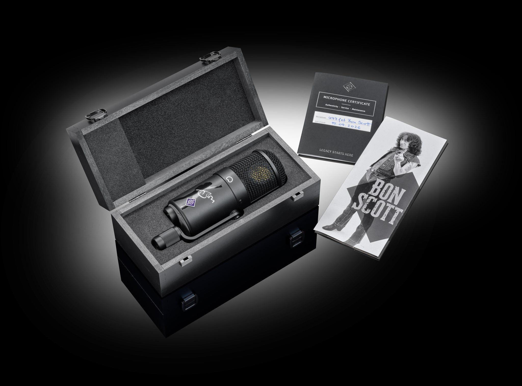 The Neumann U 47 fet Bon Scott Edition in its black wooden case